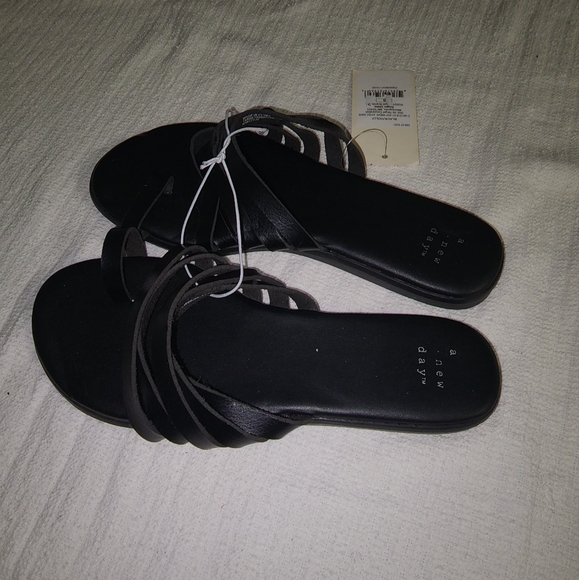 A New Day Black Toe Ring Sandals - Picture 5 of 11